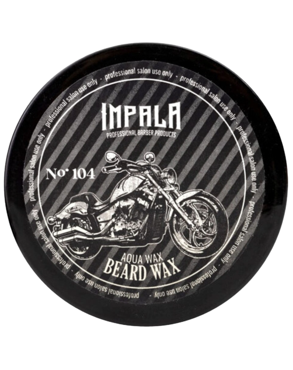 Runde schwarze Schale mit grauem und weißen Aufdruck, abgebildet ist eine Motorradzeichnung und die Markenbezeichnung Impala. Text auf der Schale: Impala, Professionelle Friseurprodukte, No. 104, Aqua Wachs, Bartwachs, Professionelle Salon Verwendung nur.