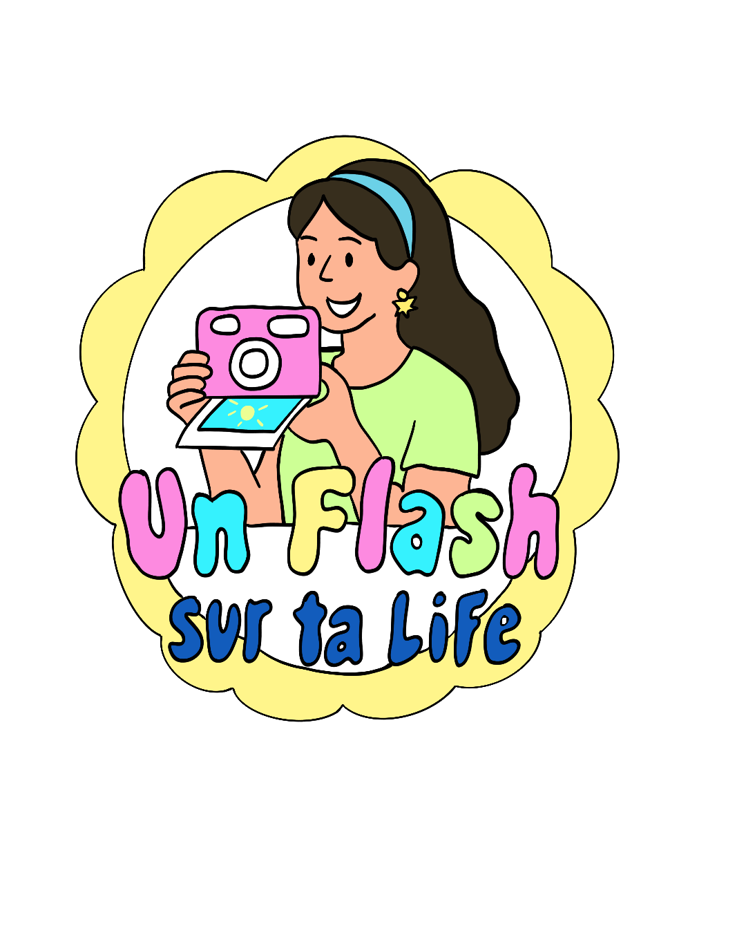 Une fille avec un t-shirt vert, des boucles d'oreilles étoiles, un bandeau bleu, tient un appareil photo rose. Le texte coloré en français dit "Un Flash sur ta Life".