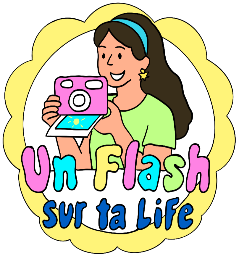 Une jeune femme souriante avec un appareil photo rose, tenant une photo et le texte coloré "Un Flash sur la Life".