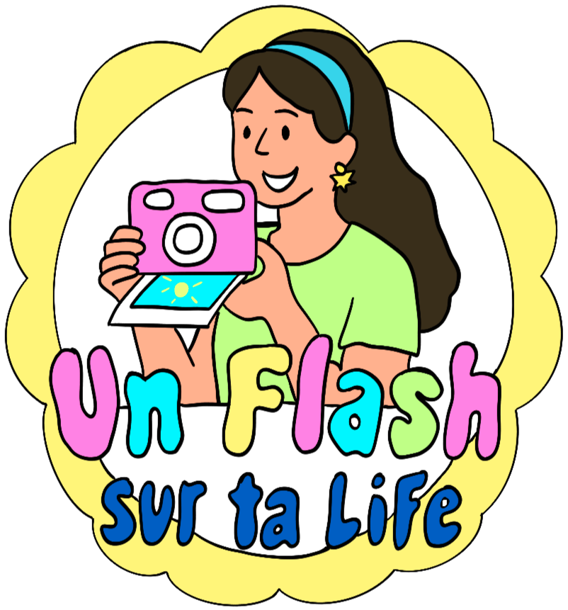 Une jeune femme tenant un appareil photo rose, souriant, avec le texte "Un Flash sur la Vie" en couleurs vives.