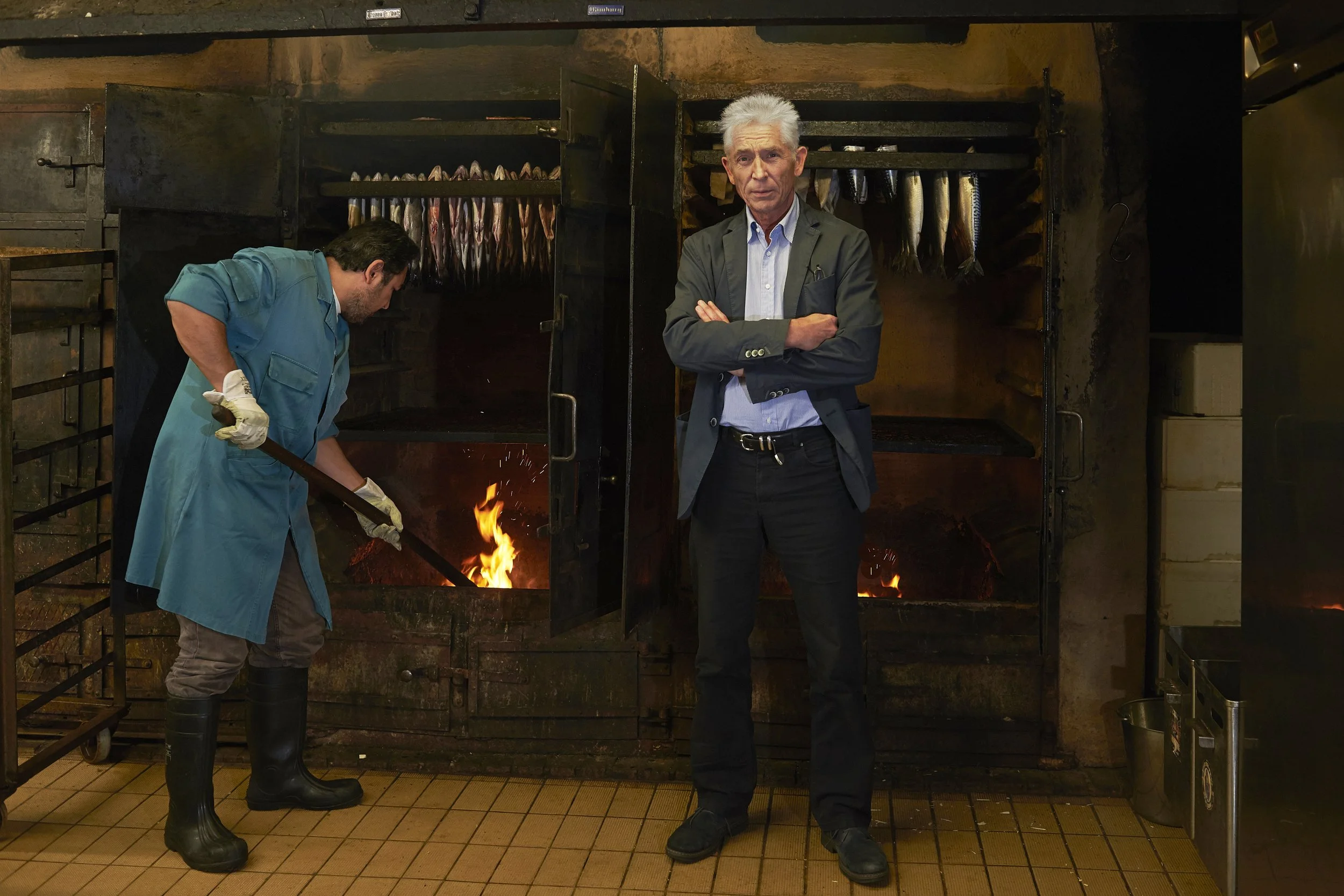 Dietmar Rogacki vor seinem Räucherofen 2016