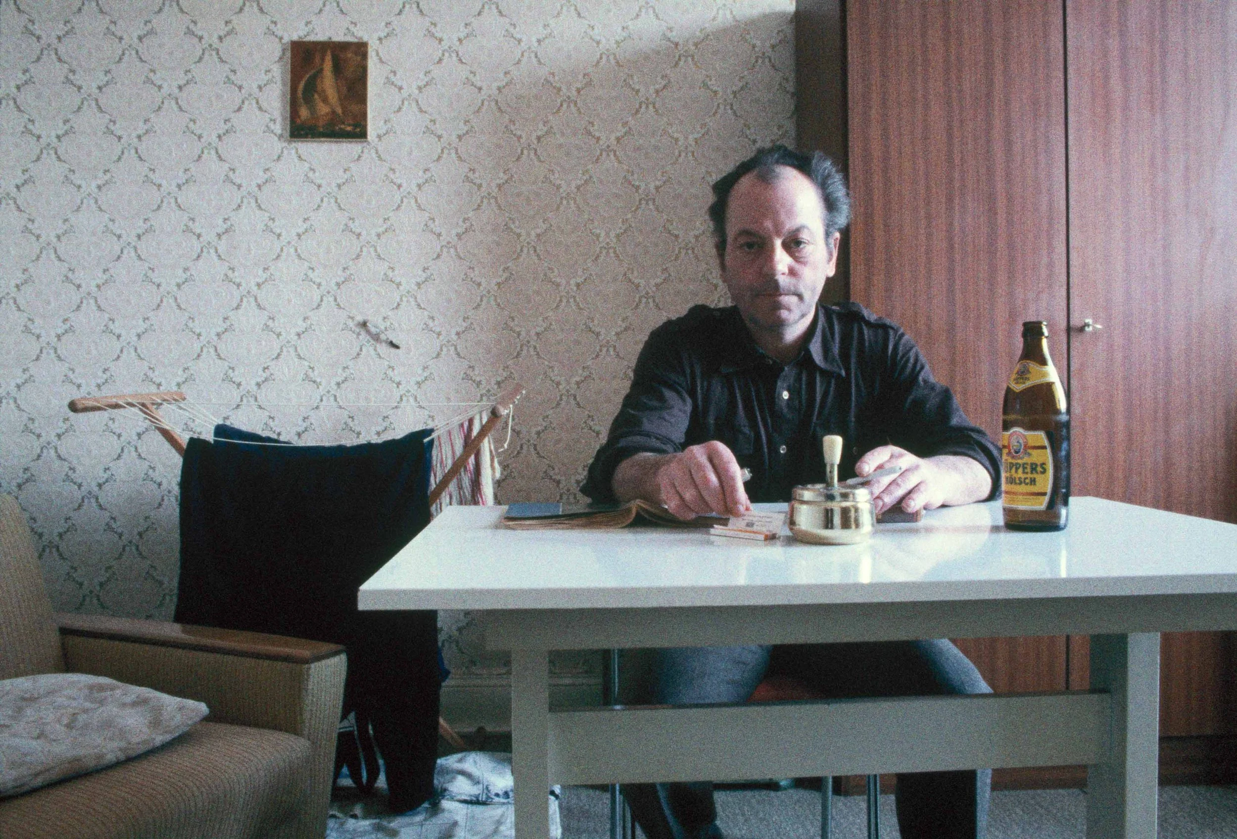 im Hauptberuf war er Kranführer. 
Das Etikett auf der Bierflasche ist ein Hinweis auf den Wohnort.