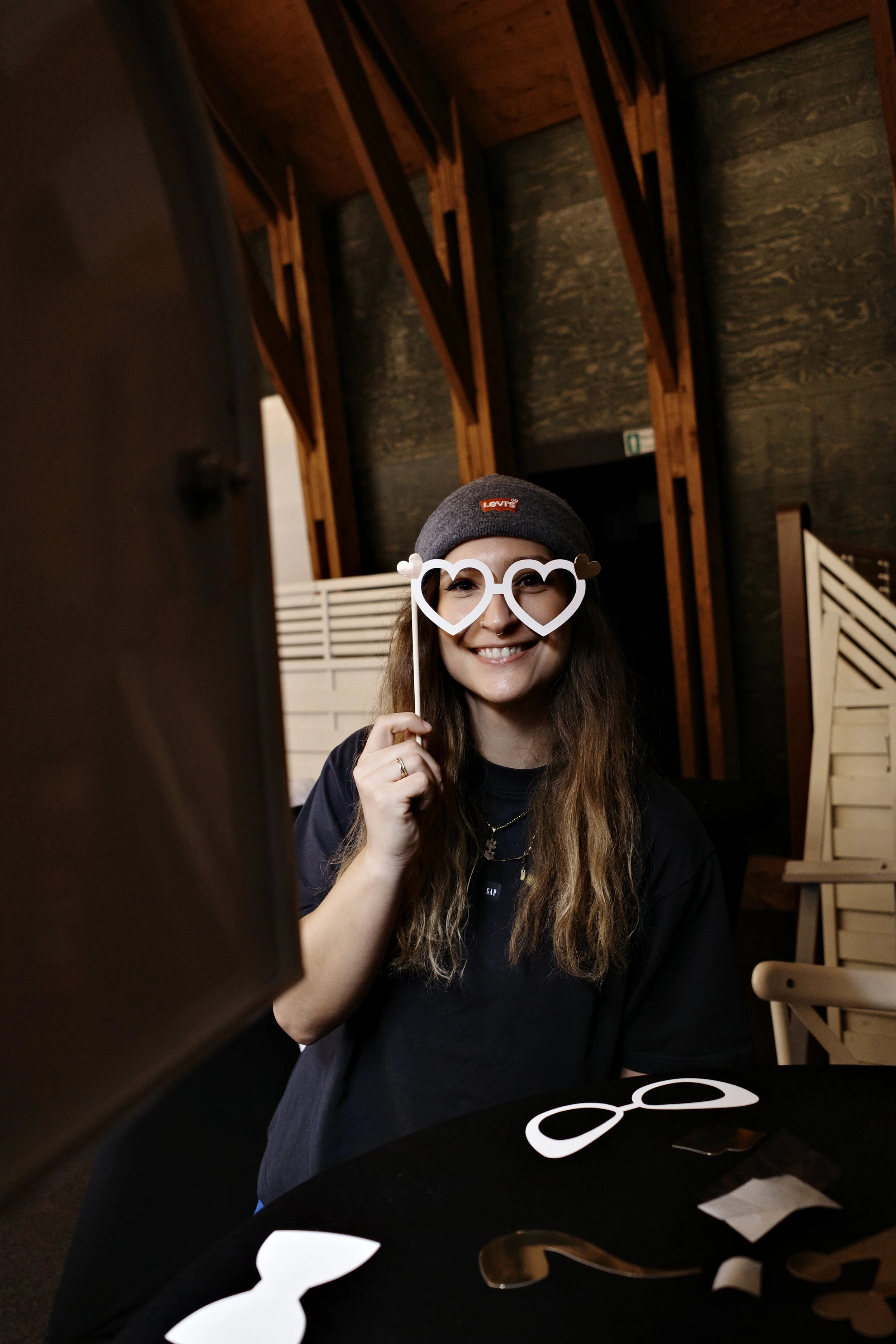 Vlasnica photo booth brenda tijekom snimanja, s rekvizitima i opuštenom atmosferom