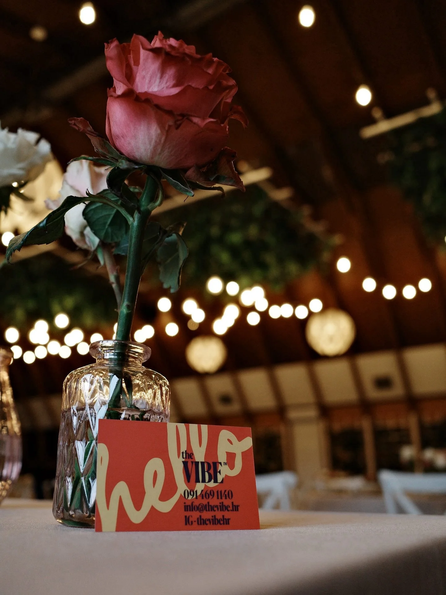 Hello s jo&scaron; jedne svadbe gdje vi slavite, a na&scaron;i photo boothevi hvataju va&scaron;e uspomene. 

🔥A do 31.12. ih hvatamo i s -15% promo popusta na na&scaron;e premium pakete za sve evente do sredine iduće godine. 

🎉 Jo&scaron; niste s