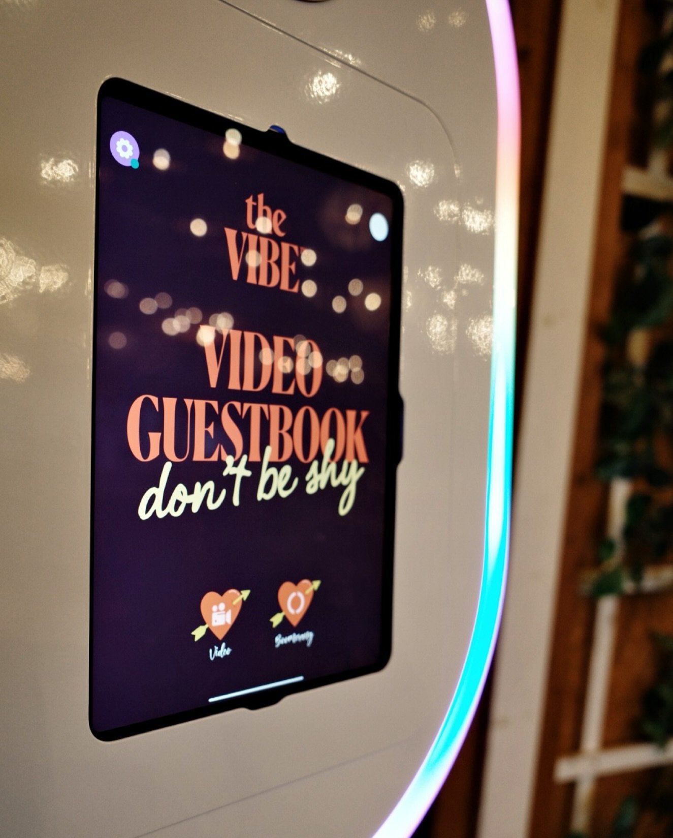 Nasmijana lica, iskrene poruke - na&scaron; video guestbook sve pamti!

Savr&scaron;en kao dodatak za vjenčanja, rođendane, djevojačke (ili momačke, ne osuđujemo!), poslovne evente ili bilo koju proslavu gdje želite da va&scaron;e priče traju duže od