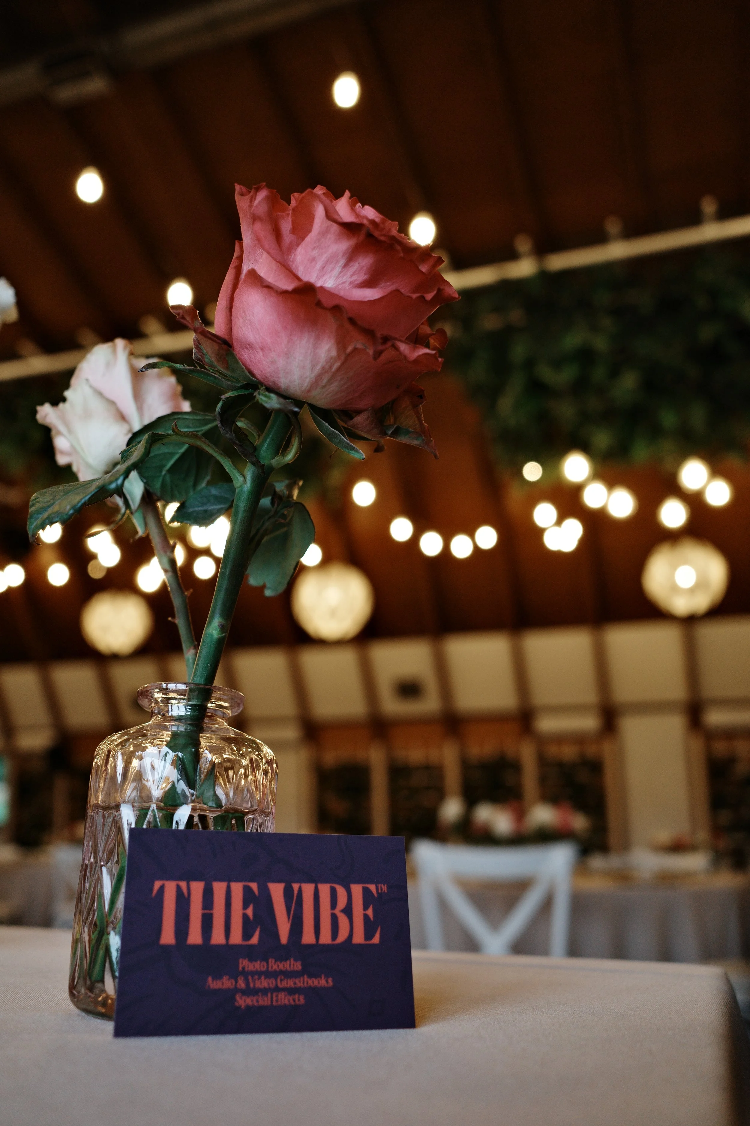 Vizitka photo booth brenda The Vibe na stolu na vjenčanju na imanju Marincel
