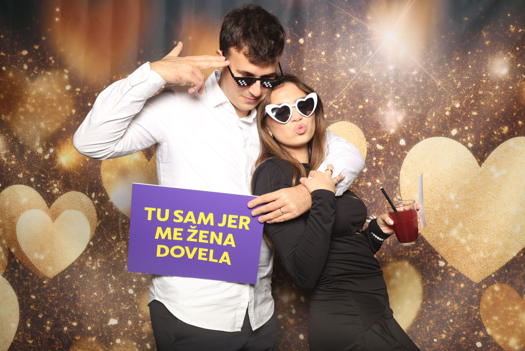 Gosti snimaju uspomene ispred mirror photo bootha s rekvizitima