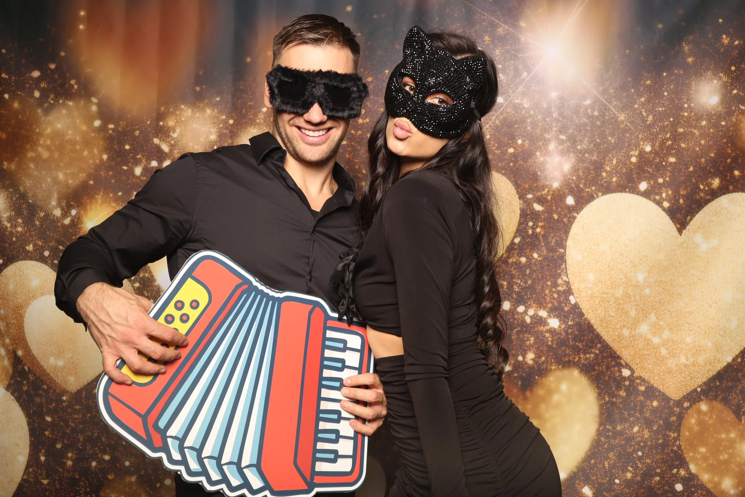 Prijatelji mladenaca poziraju s rekvizitima ispred mirror photo bootha