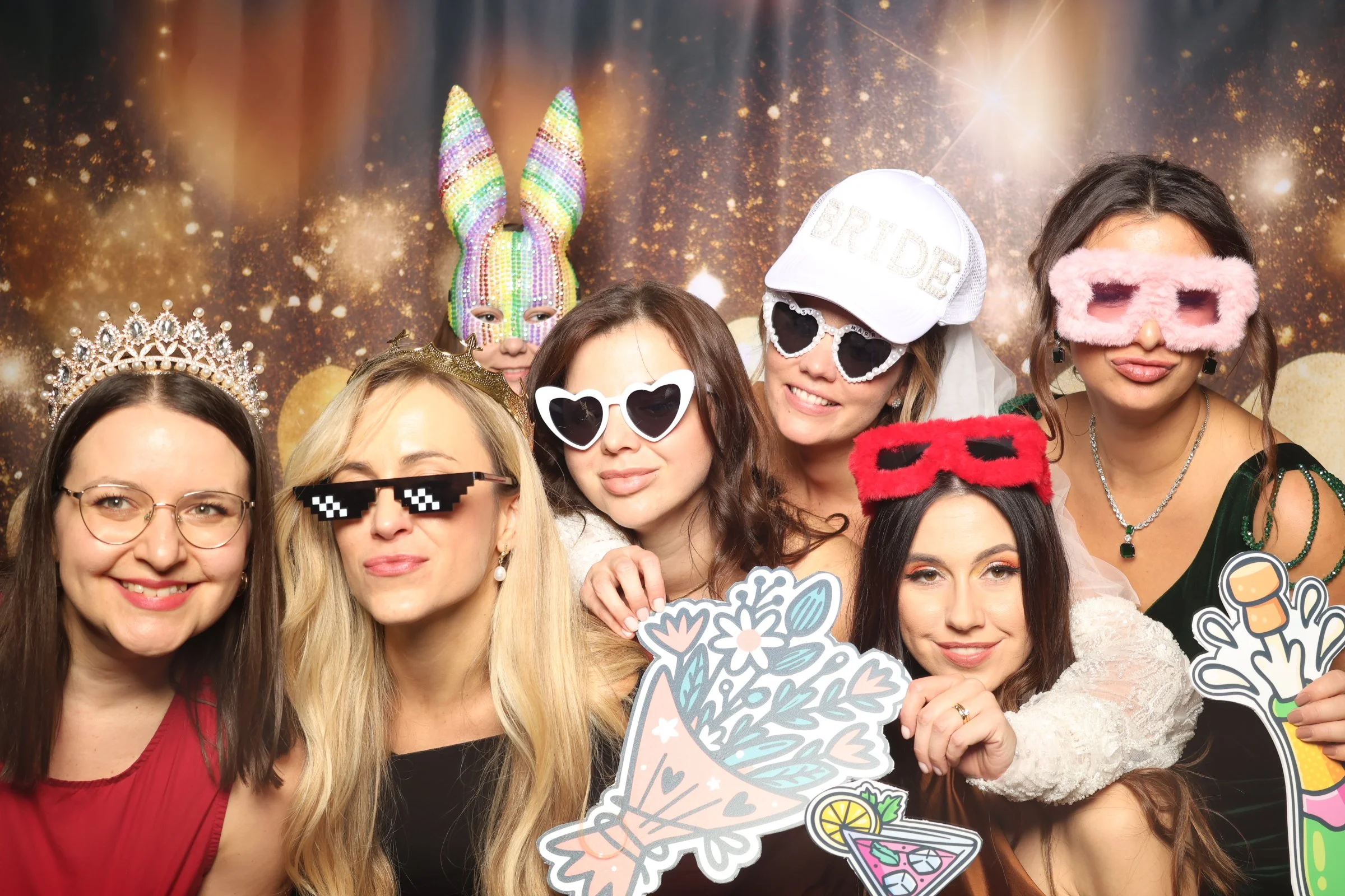 Grupa gostiju pozira s rekvizitima ispred mirror photo bootha na eventu