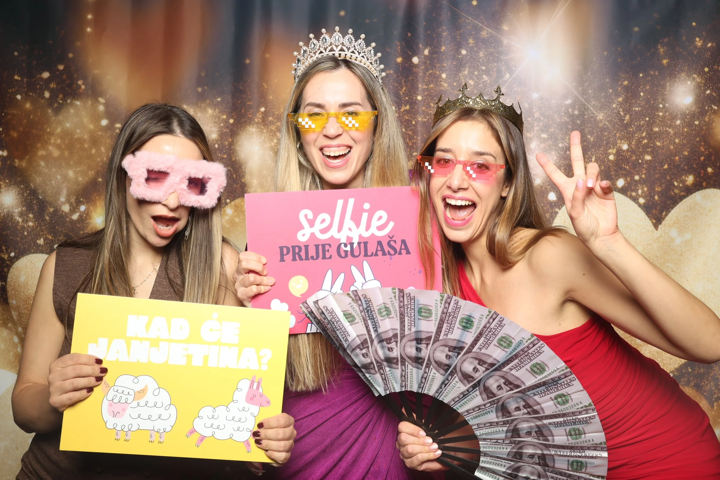 Gosti se zabavljaju s rekvizitima ispred mirror photo bootha na vjenčanju