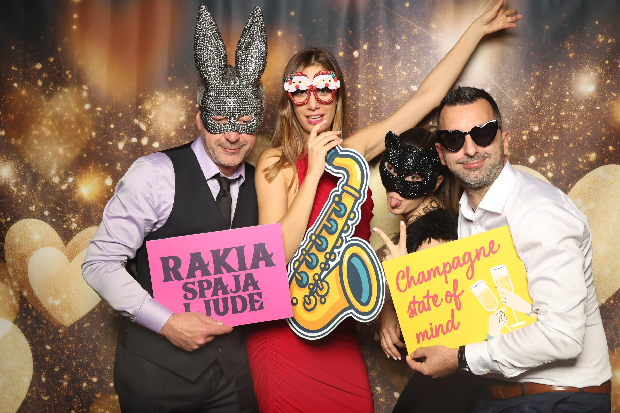 Photo booth za vjenčanja u Hrvatskoj – gosti se zabavljaju uz The Vibe photo booth s kreativnim rekvizitima i grupnim poziranjem.