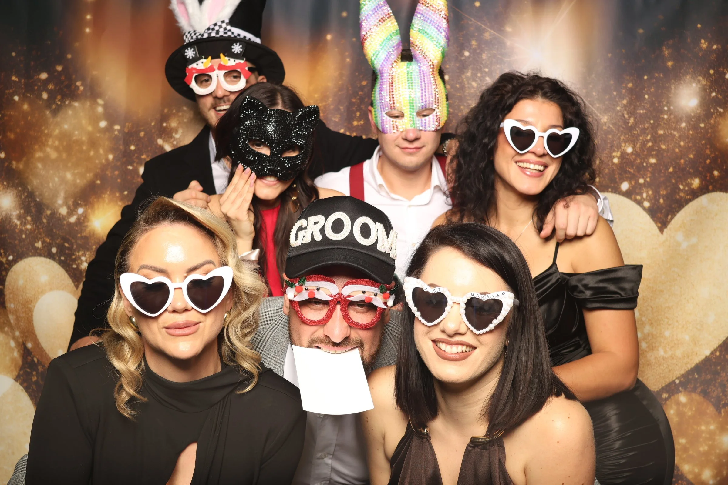 Zabavna grupna fotografija gostiju na vjenčanju uz The Vibe photo booth.