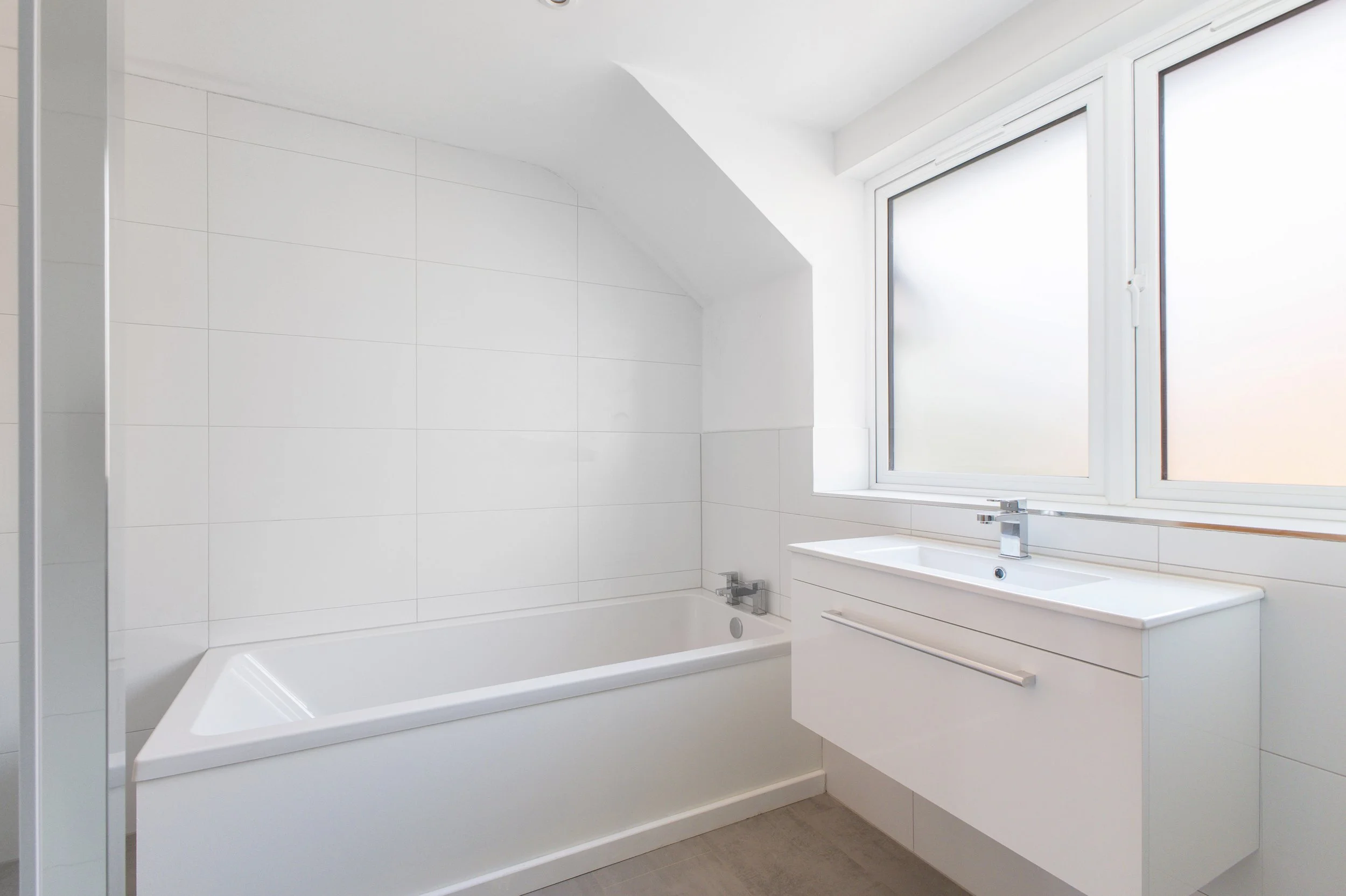basingstoke-new-property-bathroom-bath.jpg