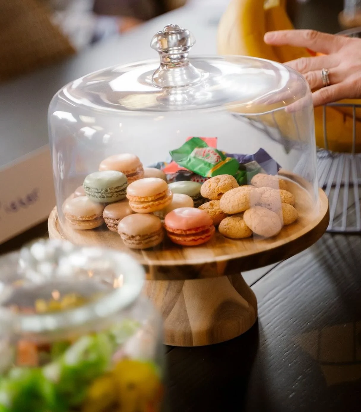 Bij een goede bijeenkomst mag goede koffie en thee niet ontbreken. En daar hoort natuurlijk iets lekkers bij zo vinden wij. Denk aan macarons, bitterkoekjes of een stukje Tony&rsquo;s Chocolonely &mdash; een kleine bite die zorgt voor net dat beetje 