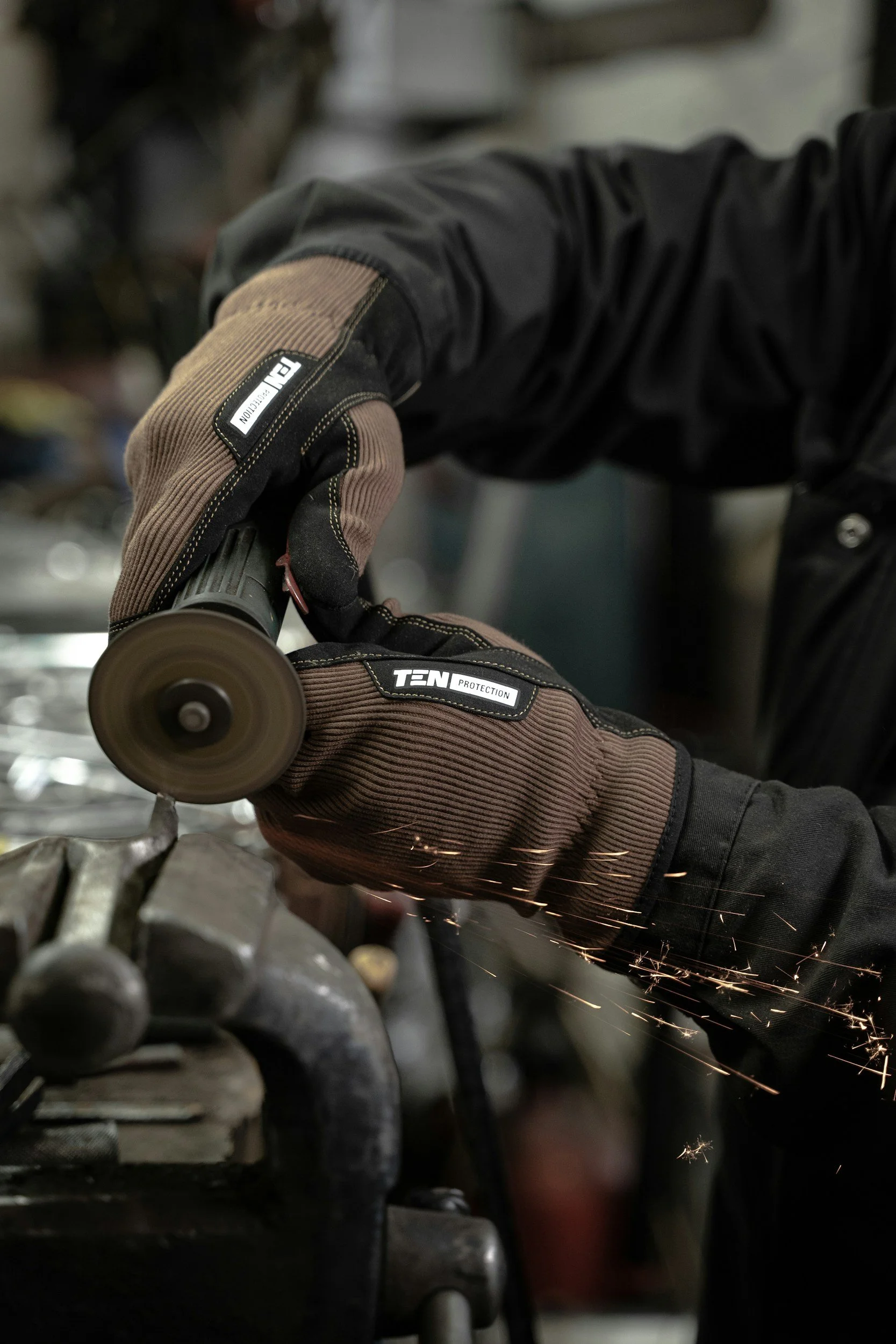 Mekaniker som meckar jobbar på en bil och är duktig