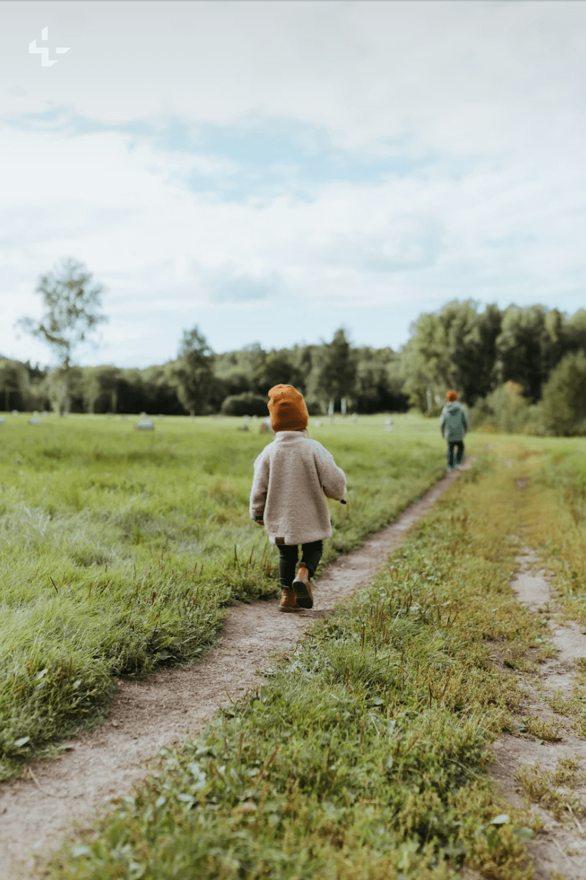 niño paseando por un prado