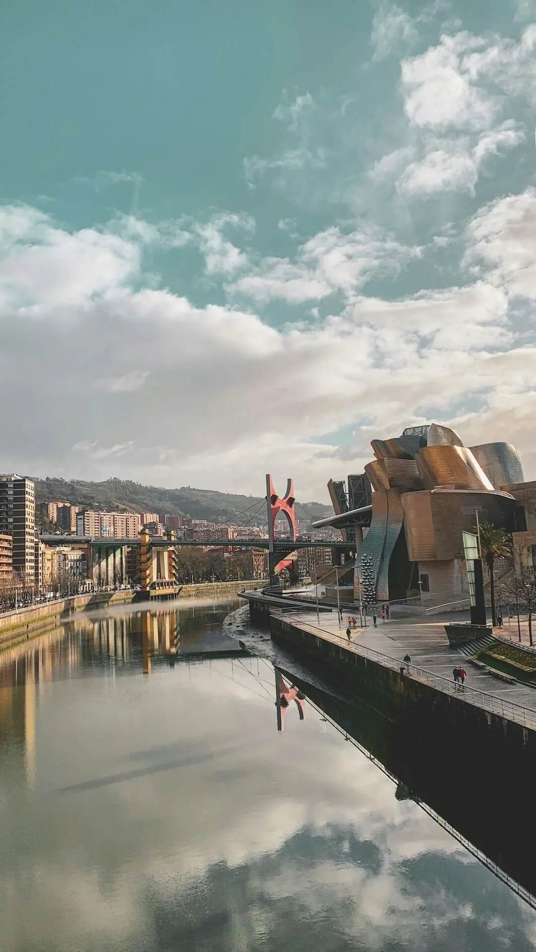 vista desde el puente de la universidad de deusto al guggenheim de bilbao