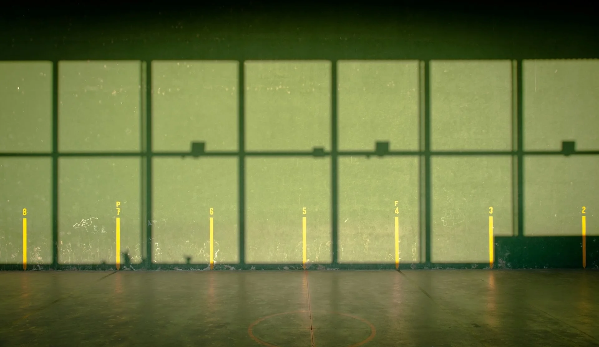 Pared de frontón vasco verde soleado