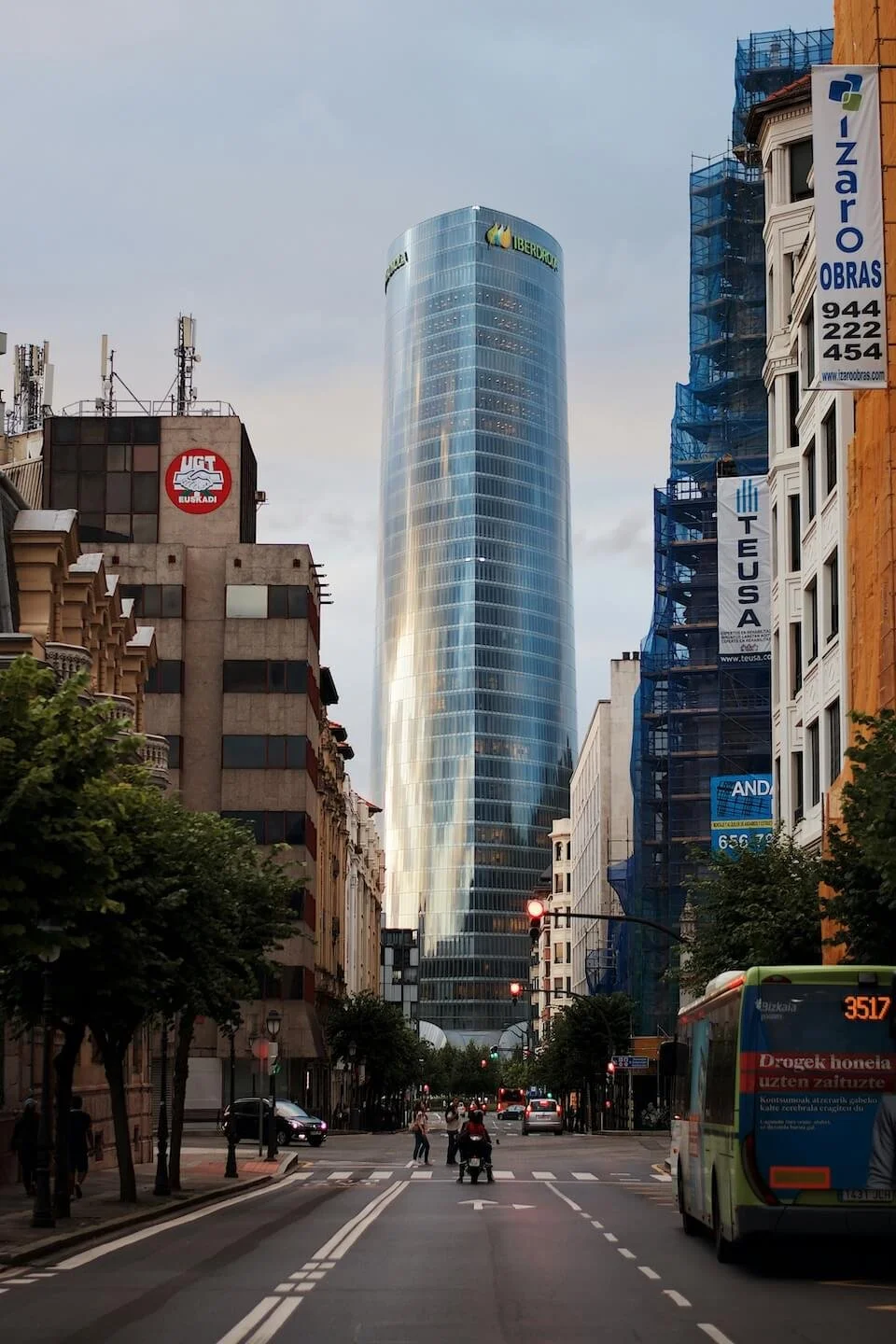 carretera que lleva a la torre iberdrola