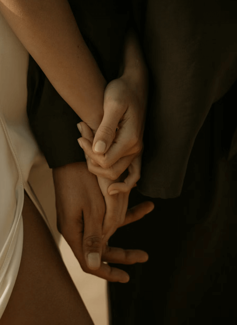 plano cerrado detalle de las manos de una pareja de forma íntima