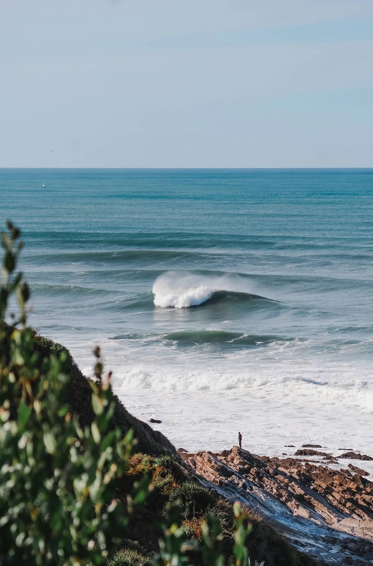 Paisaje de la costa vasca con olas rompiendo