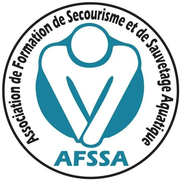 Logo de l'AFSSA (Association de Formation de Secourisme et de Sauvetage Aquatique) avec une figure humaine stylisée en bleu formant un V, entourée du nom de l'association.