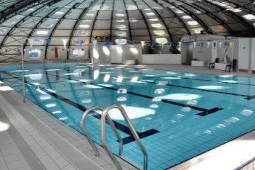 Piscine intérieure vide avec des lignes noires et des escaliers