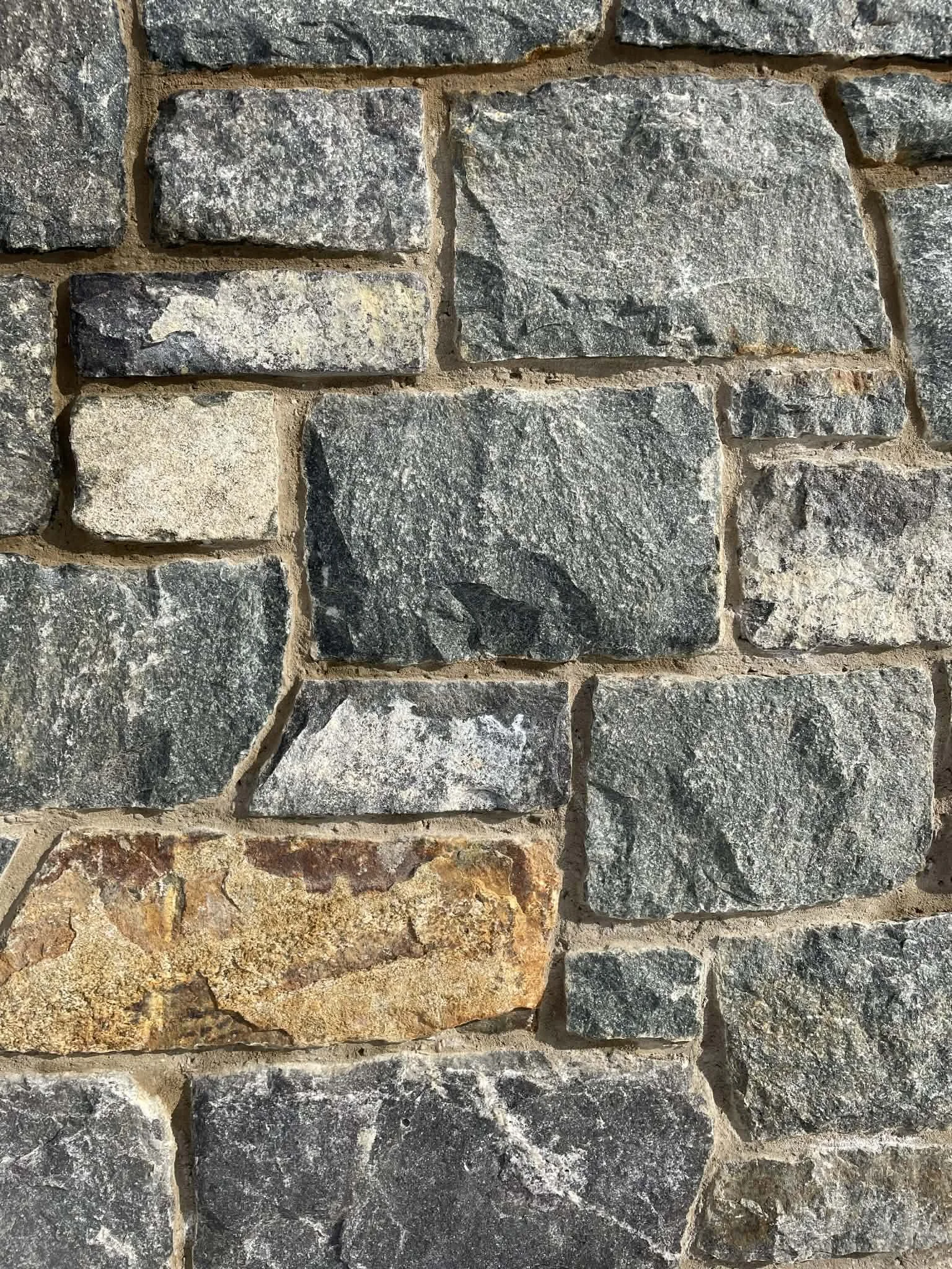 Flat joint finished with a wire brush