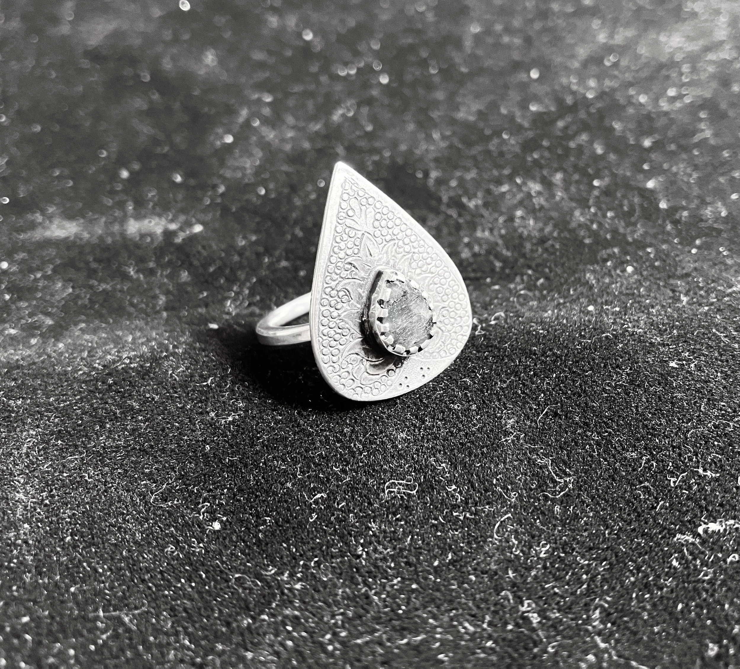 sketched and handmade ring with emerald, unique form and patterns