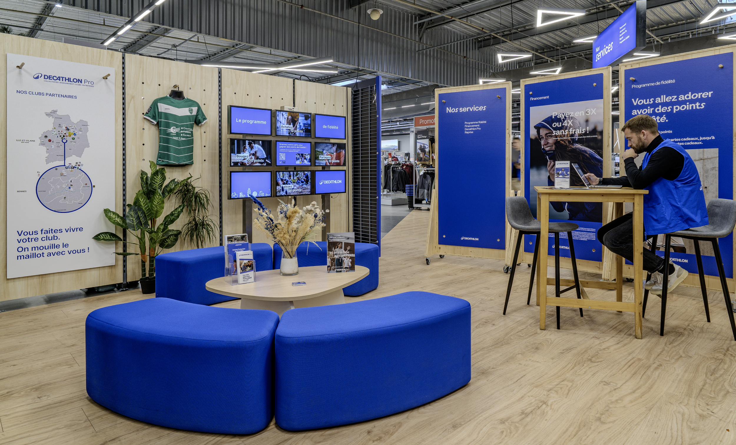 Espace d'accueil pour une boutique Decathlon. Par Alexane Azé Architecture.
