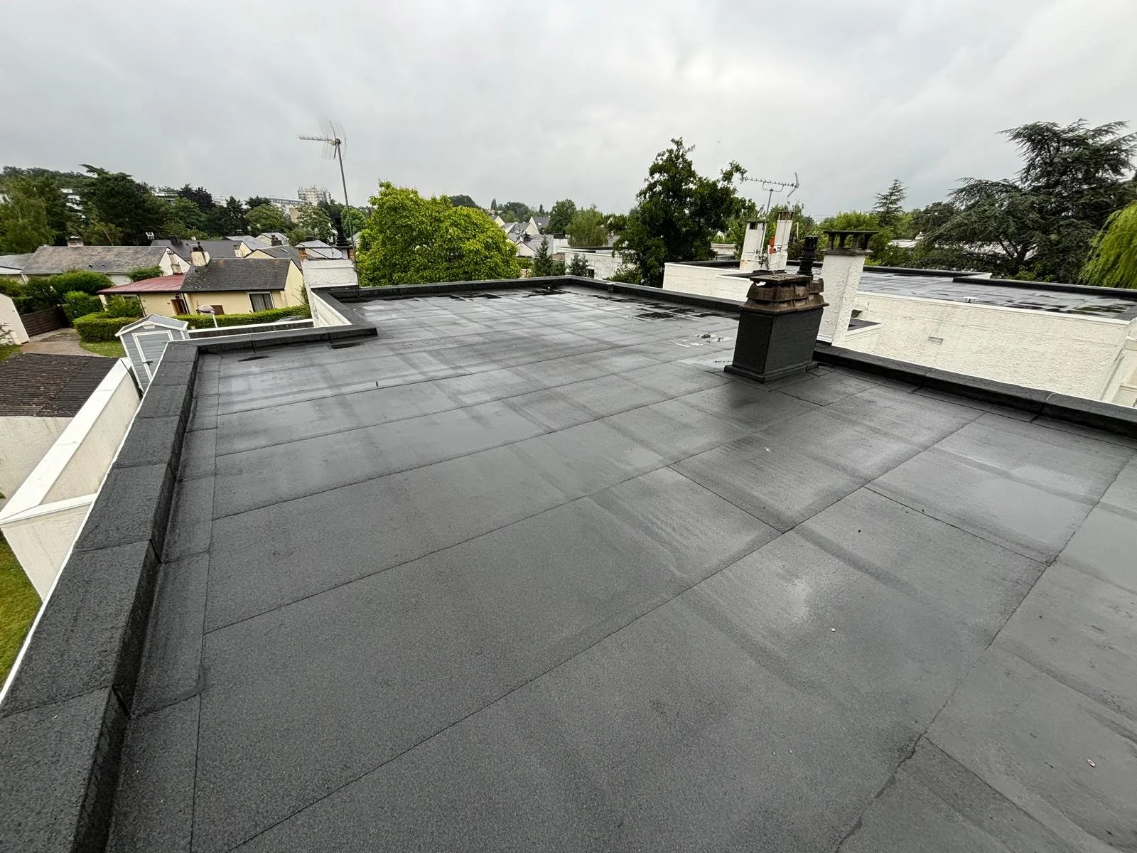 St-Michel-Sur-Orge, 91570

Complexe isolé comprenant une structure bicouche d’ardoise noire, assurant une performance thermique optimisée et une protection renforcée. Ce système est conçu pour offrir une durabilité accrue tout en intégrant un aspect 