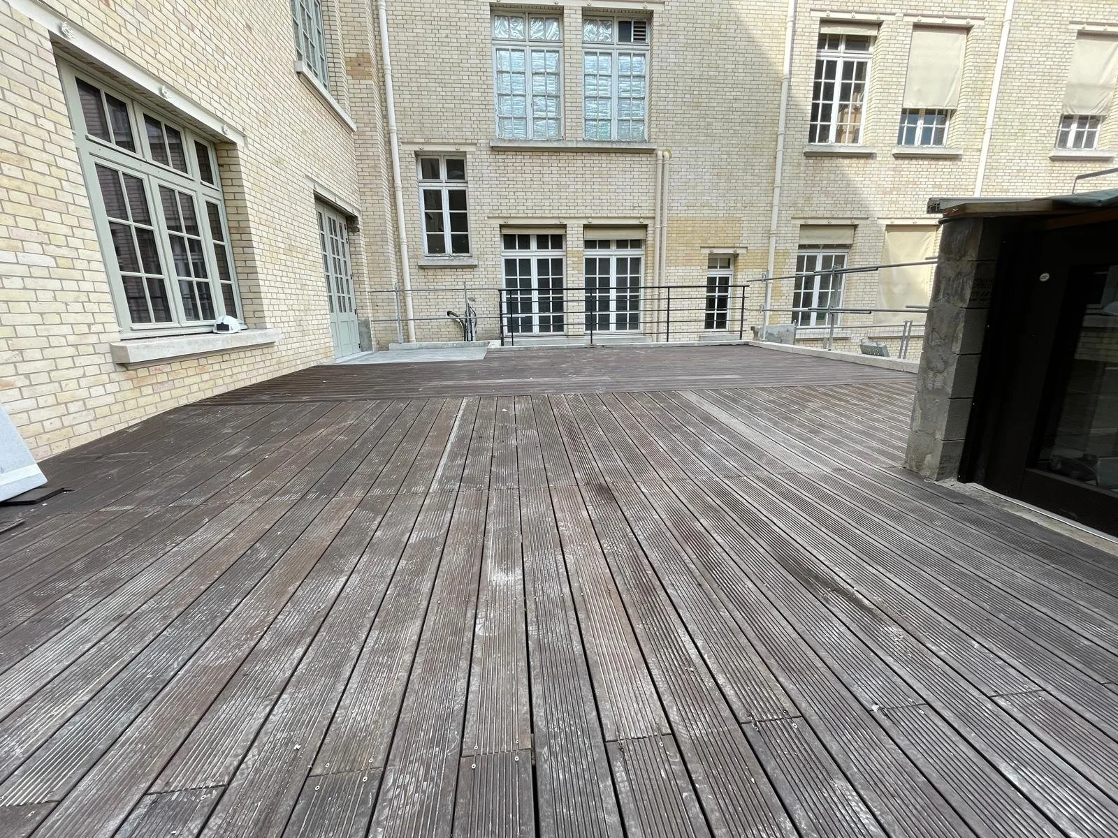 Terrasse avec revêtement en lames de bois