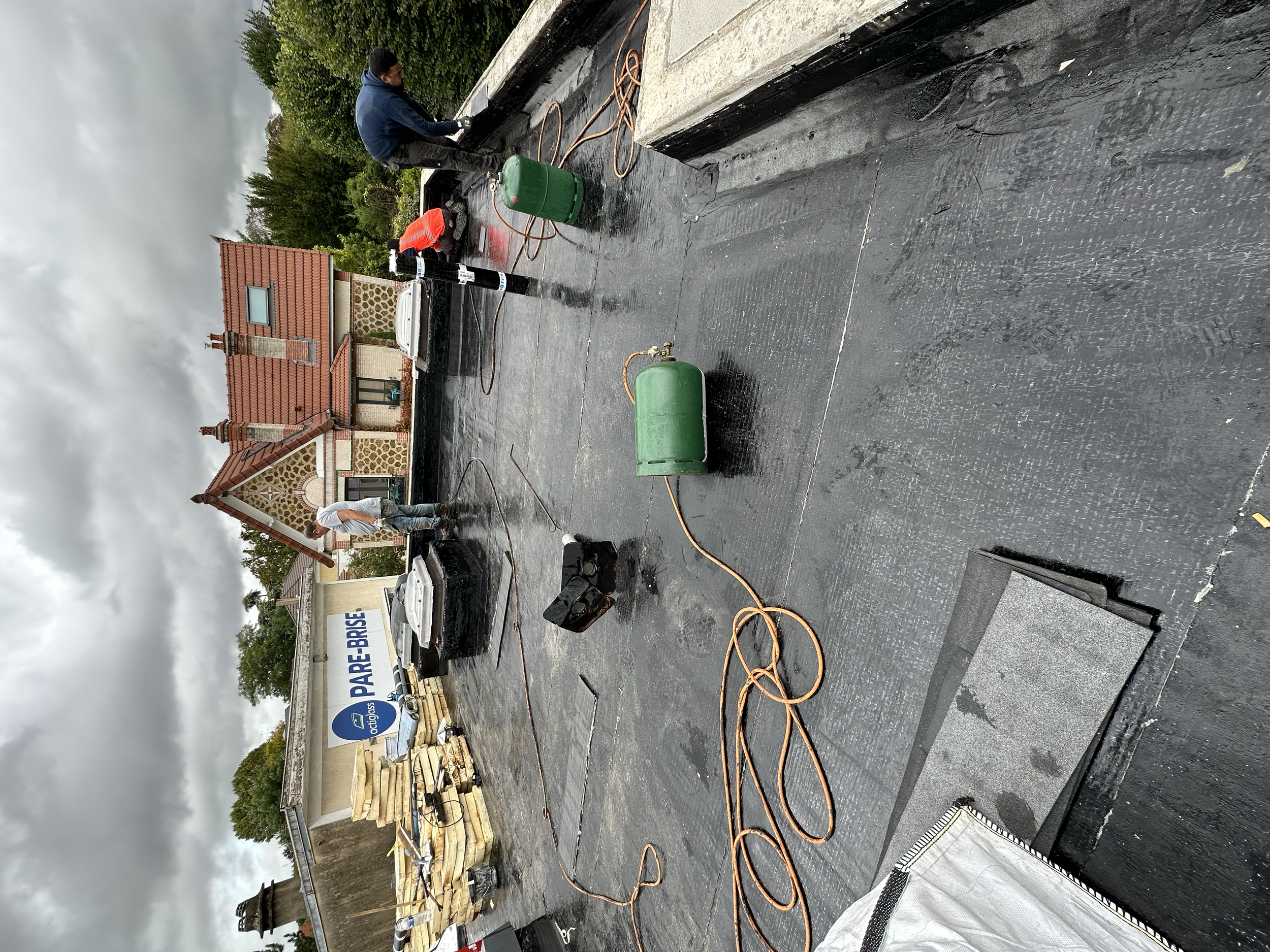 Réfection complète de l’étanchéité d’une terrasse avec pare-vapeur soudé, isolation polyuréthane Alu et bicouche bitumineuse auto-protégée