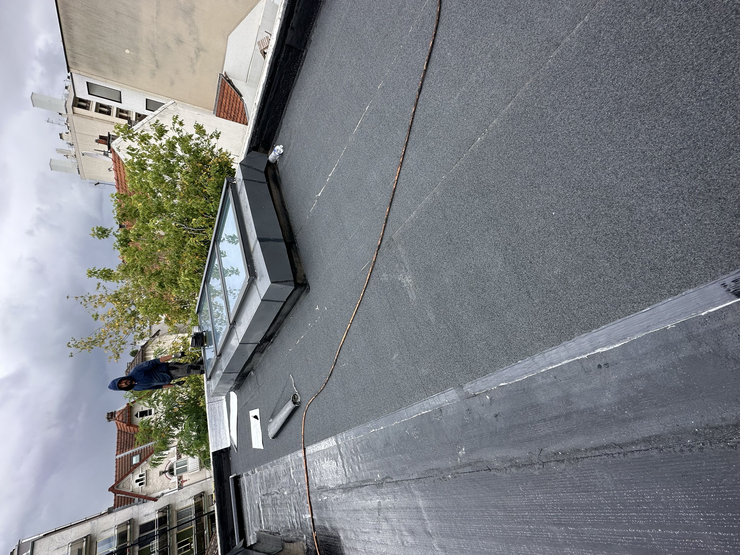 Réfection complète de l’étanchéité d’une terrasse avec pare-vapeur soudé, isolation polyuréthane Alu et bicouche bitumineuse auto-protégée