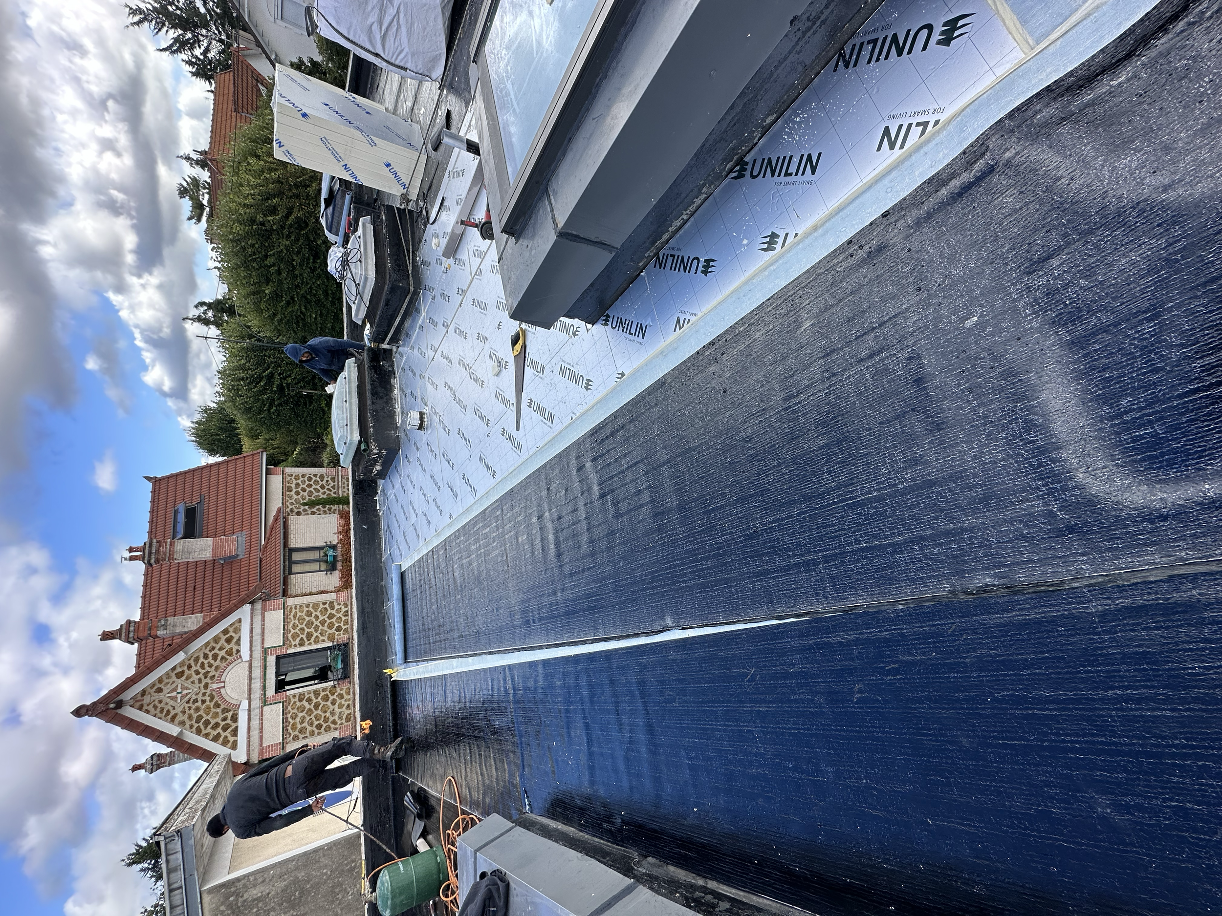 Réfection complète de l’étanchéité d’une terrasse avec pare-vapeur soudé, isolation polyuréthane Alu et bicouche bitumineuse auto-protégée