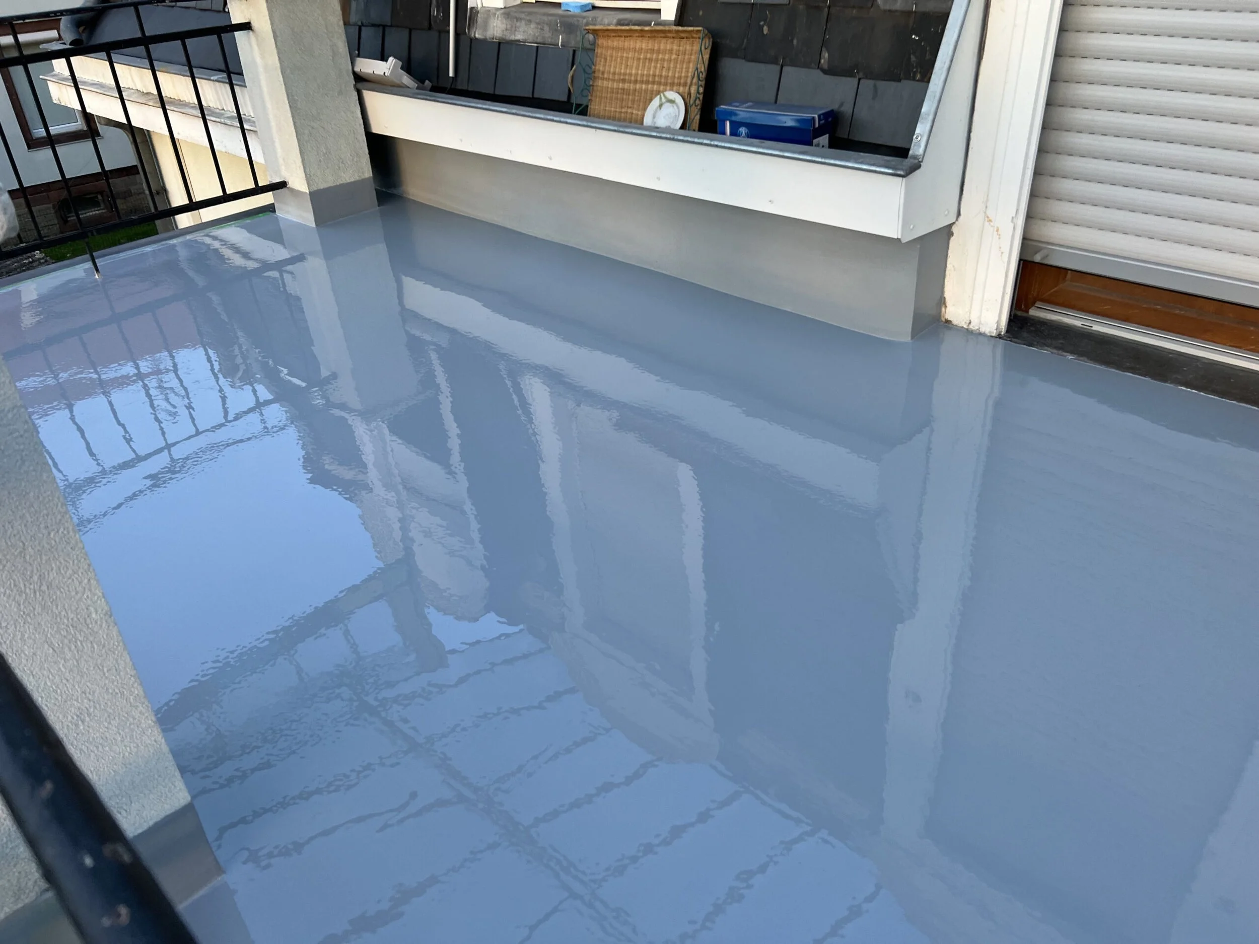 Réalisation d'étanchéité liquide pour balcons ou locaux intérieurs.