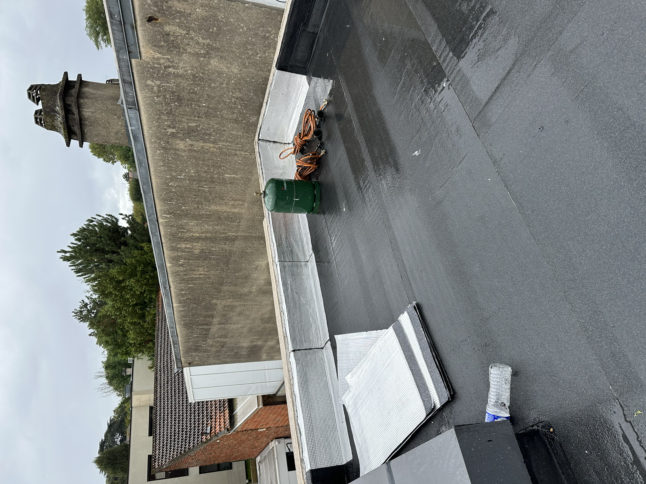 Réfection complète de l’étanchéité d’une terrasse avec pare-vapeur soudé, isolation polyuréthane Alu et bicouche bitumineuse auto-protégée