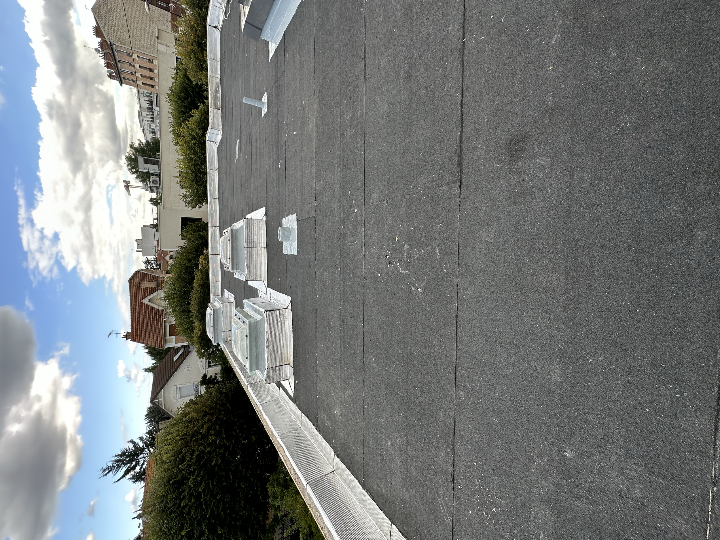 Réfection complète de l’étanchéité d’une terrasse avec pare-vapeur soudé, isolation polyuréthane Alu et bicouche bitumineuse auto-protégée