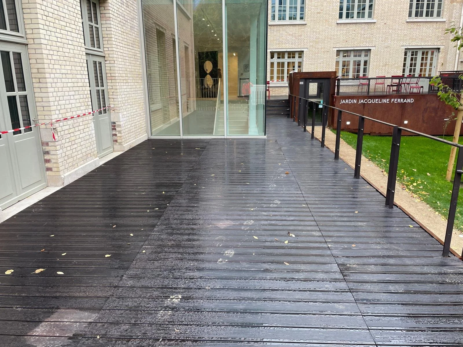 Terrasse avec revêtement en lames de bois