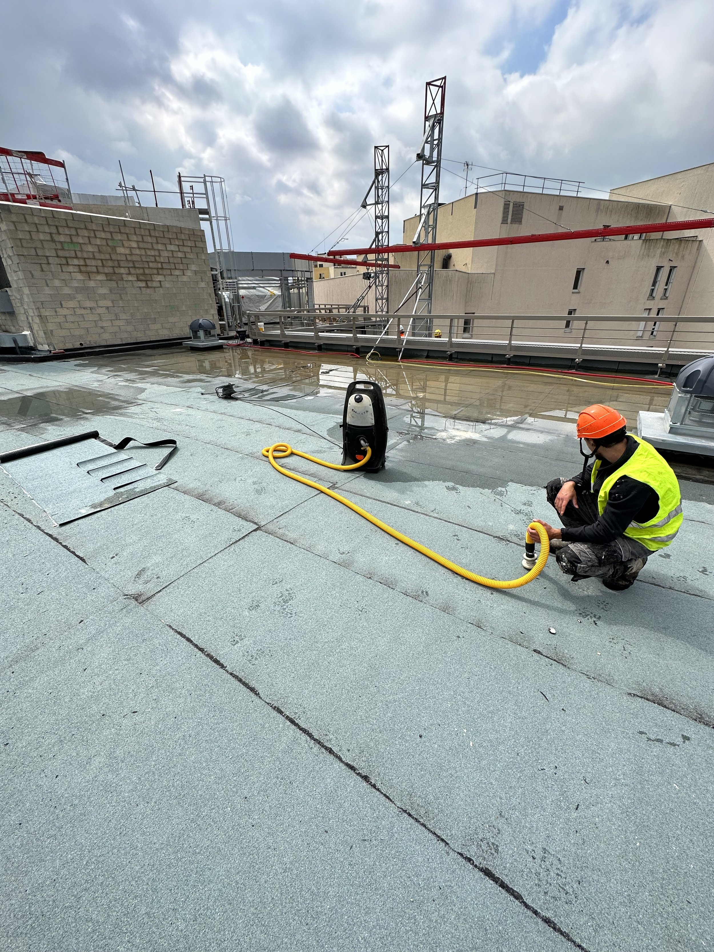 Nous effectuons une recherche de fuite avec un fumigène.