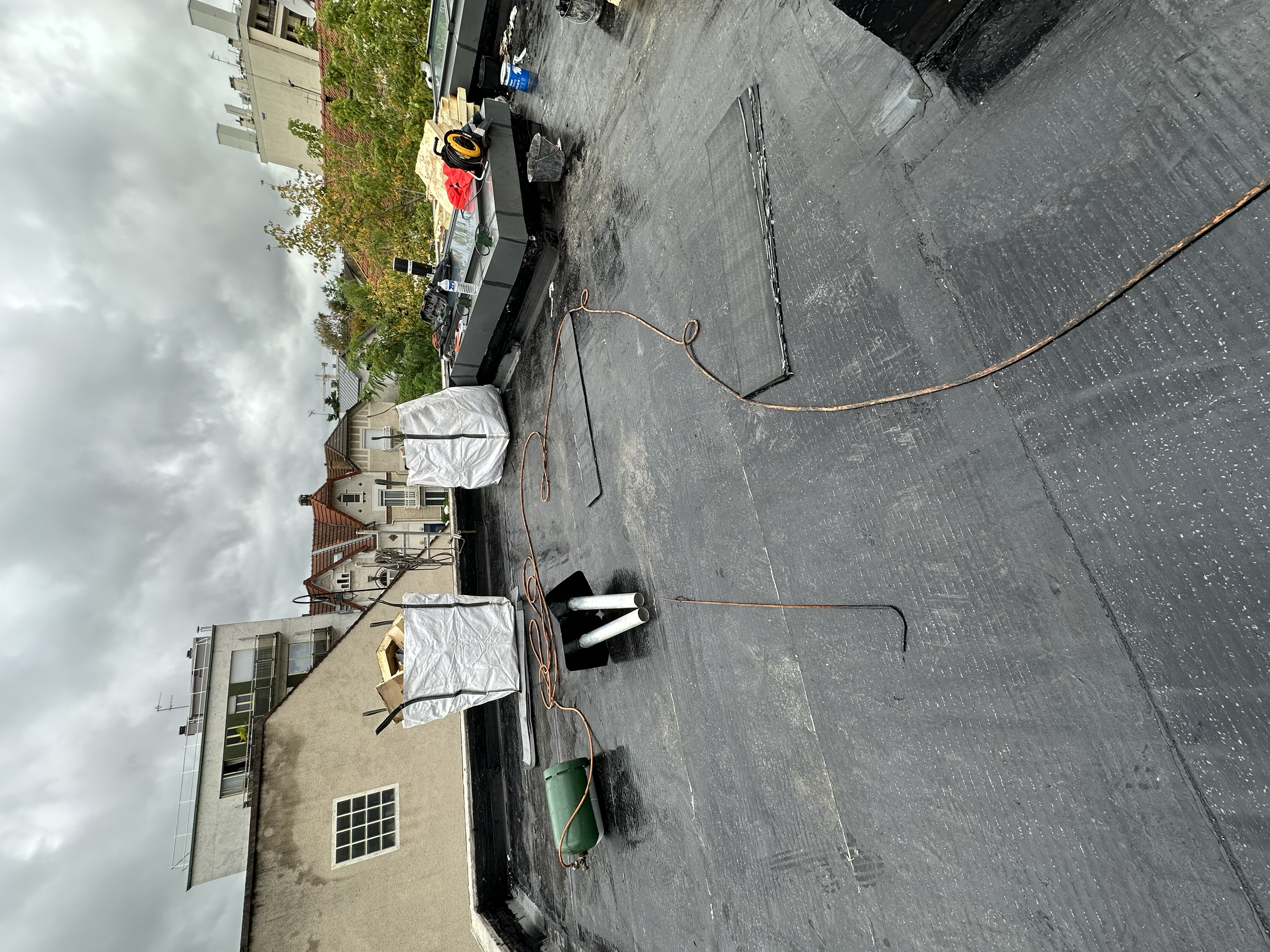 Réfection complète de l’étanchéité d’une terrasse avec pare-vapeur soudé, isolation polyuréthane Alu et bicouche bitumineuse auto-protégée