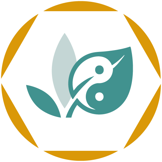 Ein Logo mit einem stilisierten Blatt und einem Yin-Yang-Symbol in Grüntönen, umgeben von einem goldenen Sechseckrand, das die Symptomkontrolle in der Palliativmedizin symbolisiert.