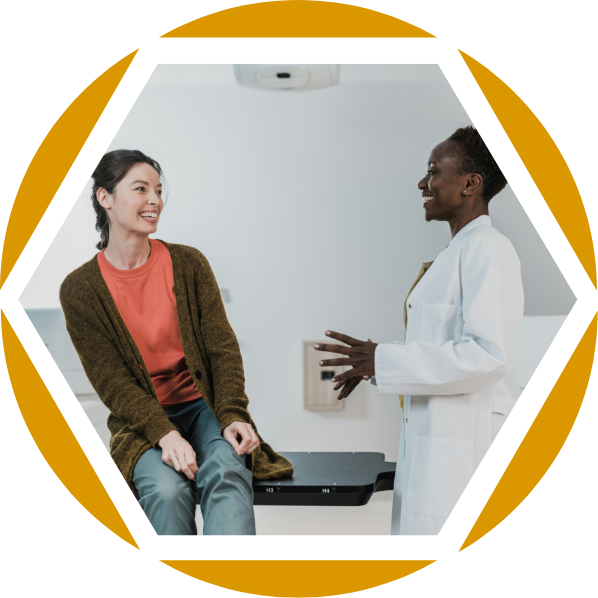 Eine Patientin befindet sich in der Arztpraxis und bespricht mit ihrem Arzt die Eignung von medizinischem Cannabis für ihre Symptome.