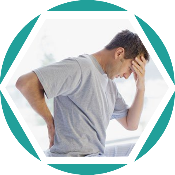 Mann, der Schmerzen oder Unwohlsein im unteren Rücken hat, hält sich die Taille und hat eine schmerzvolle Haltung.