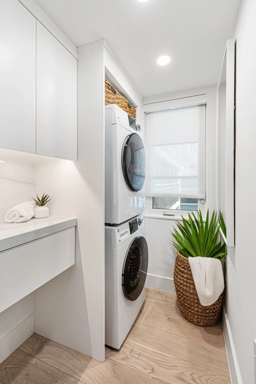 gulfshore-getaway-laundry-stacked-washer-built-in-desk-gloria-black-design.jpeg