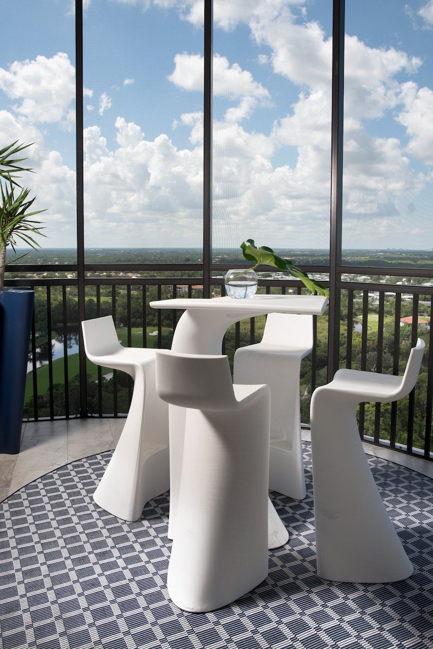 modern-penthouse-balcony-white-lounge-chairs-water-views-gloria-black-design.jpeg