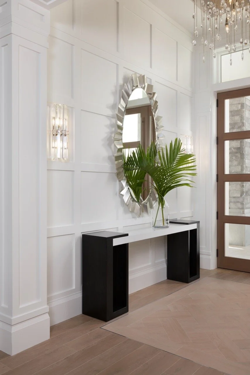 new-england-charmer-entry-console-oval-mirror-tropical-plant-gloria-black-design-©21.jpeg