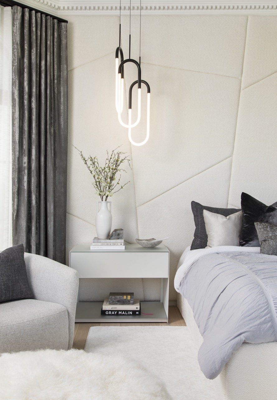 writers-repose-bedroom-modern-pendants-black-accents-white-bedding-custom-wall-gloria-black-design-©18.jpeg