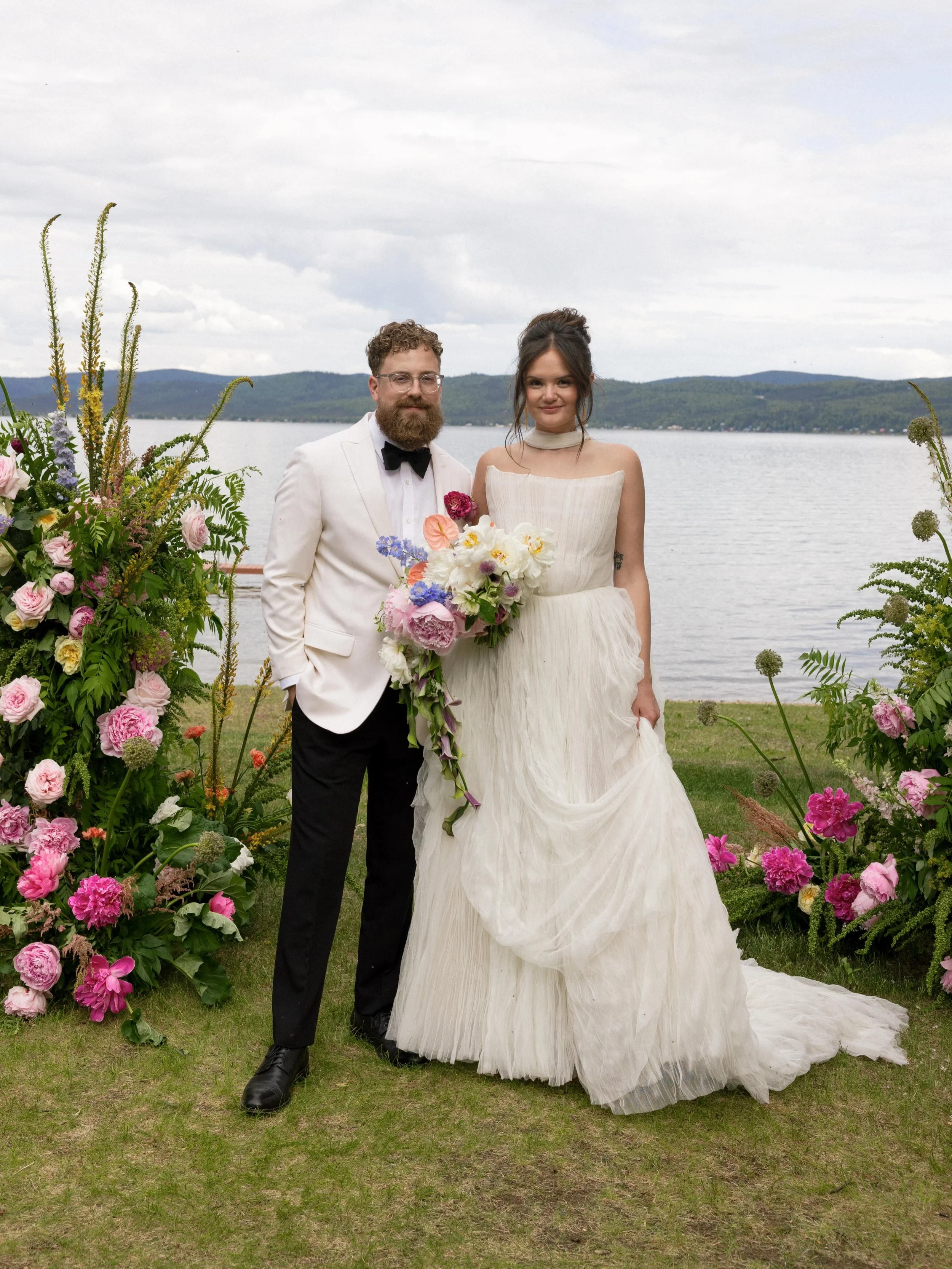 An Alaskan wedding - Lake Rats only

👰🏻&zwj;♀️🤵🏻&zwj;♂️@itsemilyks @mhayshizaliza 

📸 @brookenalani 

#denverflorist #weddingflorist #karakarablooms #weddingflowers #bridalbouquet