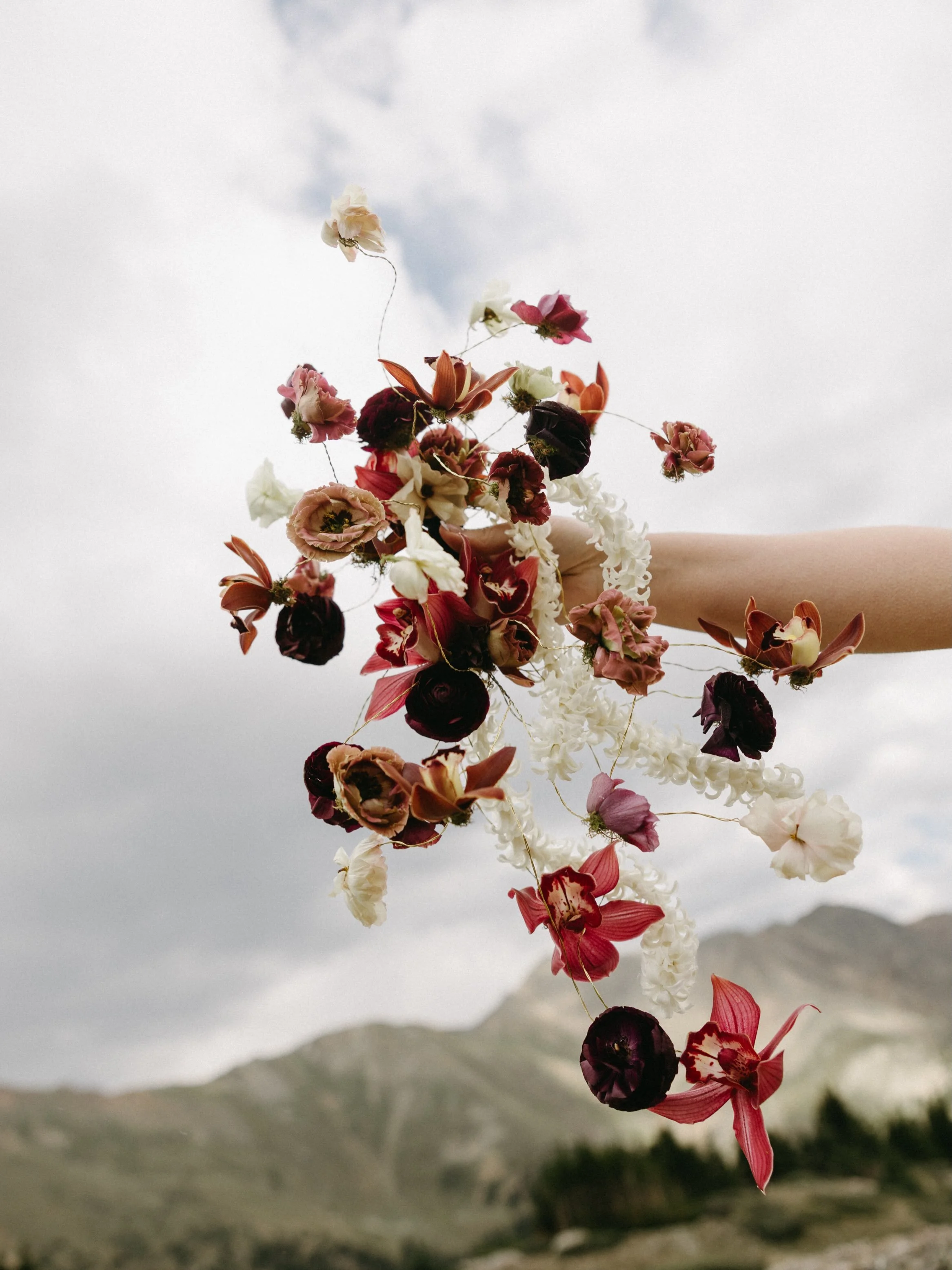 Still not over this DREAM wired bouquet we were able to create recently, and then to have it photographed by genius baddie @mckenzie_bigliazzi ?? I MEAN. 😍

#denverflorist